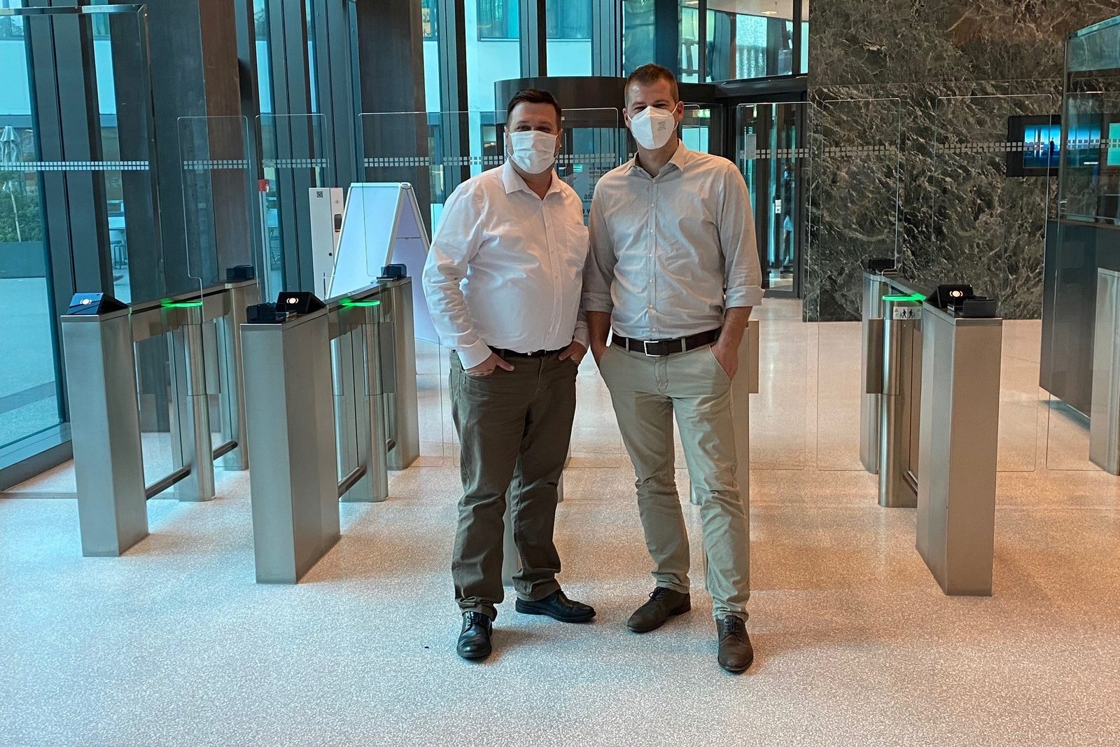 Die Zutrittsanlage im Prime Tower, davor zwei Kollegen